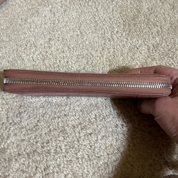 Gucci women’s leather wallet, embossed with Gucci logo - Picture 14 of 15